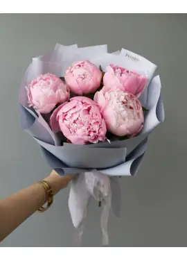 Букет из 5 розовых пионов