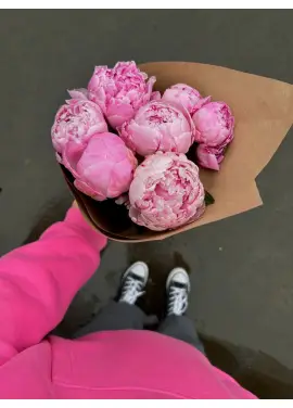 Букет из 7 розовых пионов