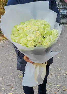 Букет 19 белых роз 