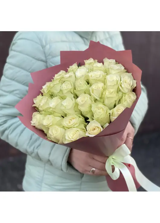 25 белых роз в красивой упаковке