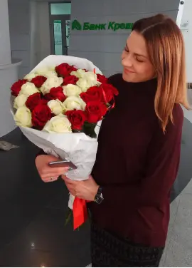 Букет из 25 роз красно-белый микс