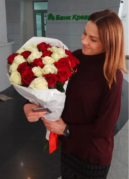 Букет из 25 роз красно-белый микс
