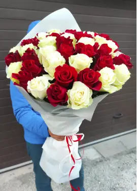 Букет из 35 роз красно-белый микс