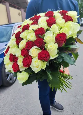 Букет из 51 красной и белой розы