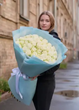 51 белая роза в букете