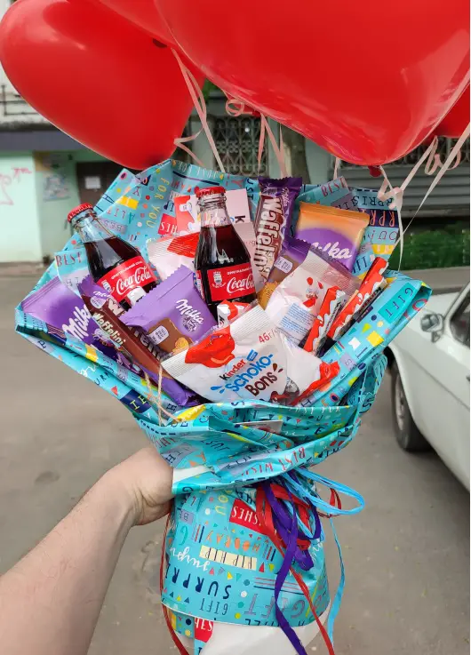 Coca Cola и букет сладостей Coca Cola и букет сладостей