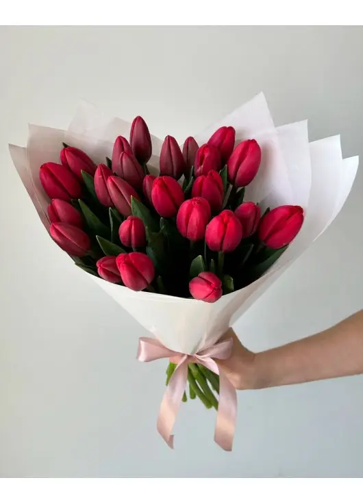 Букет из 19 красных тюльпанов (импорт, Голландия)