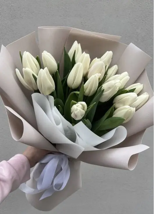 Букет из 19 белых тюльпанов (импорт, Голландия)