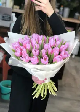 Букет из 25 сиреневых тюльпанов (импорт, Голландия)