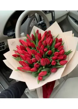 Букет из 45 красных тюльпанов (импорт, Голландия)
