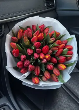Букет из 51 красных тюльпанов (импорт, Голландия)