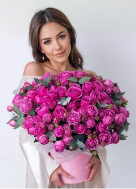 Кустовая пионовидная роза в  коробке